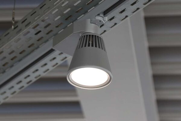 Autohaus-THomsen_LED-Leuchten-Verkaufshalle-1080x1080_WEB2