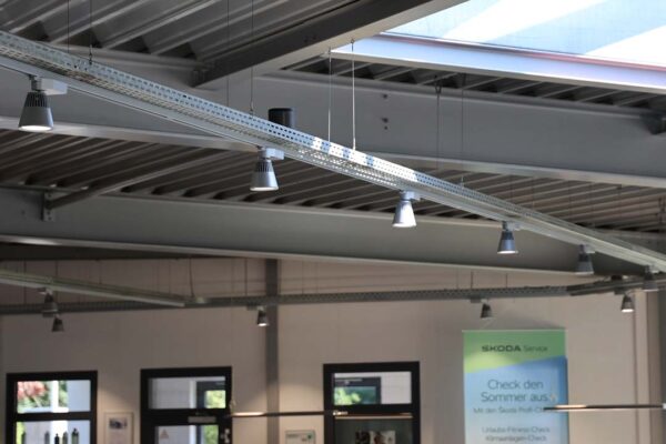 Autohaus-THomsen_LED-Leuchten-Verkaufshalle-1080x1080_WEB3